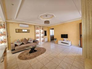 Un televizor și/sau centru de divertisment la location saisonnière un étage de villa à hammam sousse