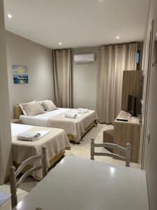 Postel nebo postele na pokoji v ubytování Deni's Hotel