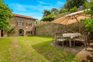 A garden outside Convento La Perla