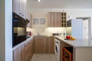 Dapur atau dapur kecil di Makenzy Sandy Beachfront Paradise
