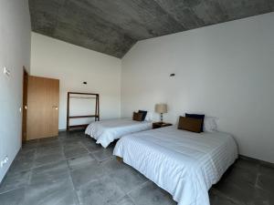 Ένα ή περισσότερα κρεβάτια σε δωμάτιο στο Casas SaoMiguel31 +47 φωτογραφίες