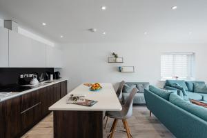 Η κουζίνα ή μικρή κουζίνα στο Royal Cliff Luxury Apartments - The Bay