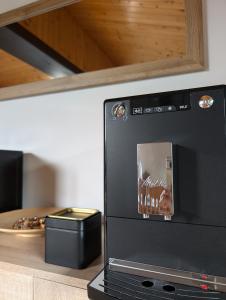 Nad Strumyczkiem - pokoje gościnne - Apartamenty z przymróżeniem oka في شتوروك: وجود فرن الميكروويف فوق الكاونتر