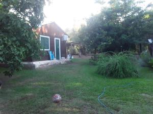 un ballon de football dans la cour d'une maison dans l'établissement Cabañas La Fiaca, à Los Manantiales