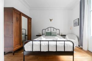 Postel nebo postele na pokoji v ubytování LE COCON ART - Proche Thermes - Centre ville - Au calme