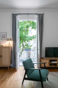 TV a/nebo společenská místnost v ubytování LE COCON ART - Proche Thermes - Centre ville - Au calme