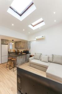 a living room with a couch and a kitchen at 1 BR Condo Chapelas Costa del Silencio AC Pool WIFI in Arona