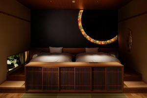 a bedroom with two beds and a mirror at 間人温泉 炭平 in Kyotango