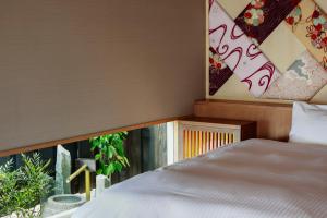 a bedroom with a bed and a window at 間人温泉 炭平 in Kyotango