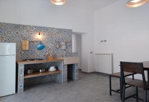 een keuken met een aanrecht, een koelkast en een tafel bij Holiday Homes Villetta Blu in Nettuno +2 foto's