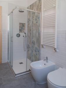 een badkamer met een douche, een toilet en een wastafel bij Holiday Homes Villetta Blu in Nettuno