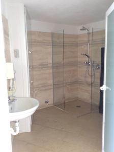 Un baño con ducha de cristal y lavabo. en DELuxe 4 Bedrooms in Fegina Monterosso, en Monterosso al Mare