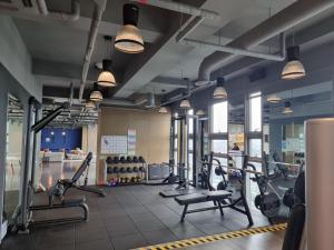 une salle de sport avec plusieurs tapis de course et machines cardio dans l'établissement Sunshine house, à Séoul