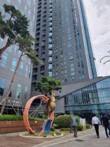 une statue d'un chien devant un bâtiment dans l'établissement Sunshine house, à Séoul