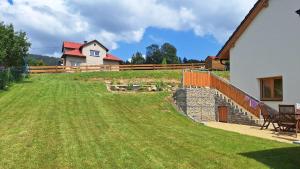 Vonkajšia záhrada v ubytovaní Apartmány Horní Bečva