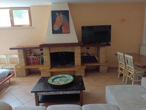A television and/or entertainment centre at B&B Villa Bucceri