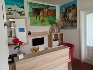 A television and/or entertainment centre at B&B Villa Bucceri