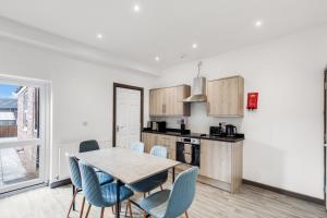 O bucătărie sau chicinetă la Silver Stag Properties, Large 5 Bedroom property with 5 Bathrooms