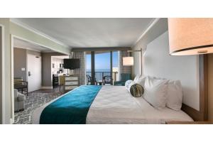 Tempat tidur dalam kamar di Breakers Resort Hotel