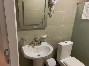 un piccolo bagno con lavandino e WC di Royal Palace a Kobuleti