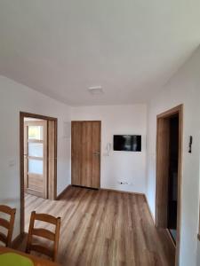 Televízia a/alebo spoločenská miestnosť v ubytovaní Apartmány Horní Bečva