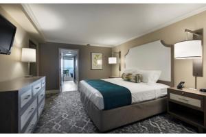 Tempat tidur dalam kamar di Breakers Resort Hotel