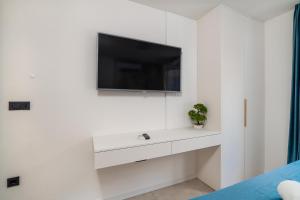 Μια τηλεόραση ή/και κέντρο ψυχαγωγίας στο Amaro Luxury Room & Studio Apartman with Balcony