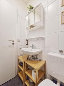 ein weißes Badezimmer mit Waschbecken und Toilette in der Unterkunft stayVision LS1 Wohnung 1 - 2 Schlafzimmer - 6 Gäste - top WLAN in Wuppertal