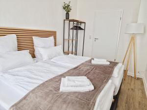 zwei Betten nebeneinander in einem Zimmer in der Unterkunft stayVision LS1 Wohnung 1 - 2 Schlafzimmer - 6 Gäste - top WLAN in Wuppertal