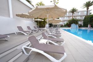 rząd leżaków i parasoli obok basenu w obiekcie Hotel RF San Borondon w Puerto de la Cruz