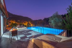 Foto dalla galleria di Villa Rose Garden with Private Pool And Jacuzzi a Fethiye