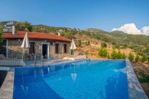 Foto dalla galleria di Villa Rose Garden with Private Pool And Jacuzzi a Fethiye