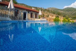 Foto dalla galleria di Villa Rose Garden with Private Pool And Jacuzzi a Fethiye Altre 26 foto