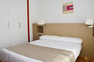 A bed or beds in a room at Hotel Terranova Még 35 kép