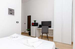 Una habitación blanca con un escritorio y una computadora. en VivimiHome - Plana Room 51, en Milán