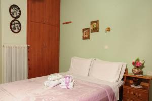 Un pat sau paturi într-o cameră la Chrysoula's Guests