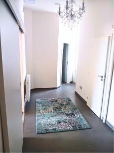 korytarz z dywanem na podłodze i żyrandolem w obiekcie Harmony Residence One WITH JACUZZI w Pradze +1 zdjęcie