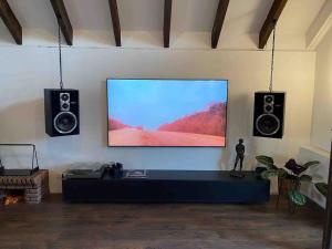 Μια τηλεόραση ή/και κέντρο ψυχαγωγίας στο Loft in ruhiger Lage mit Blick ins Grüne