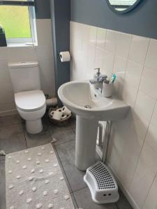 een badkamer met een wastafel en een toilet bij Barley Break - Beach Cottage in Lessingham +24 foto's