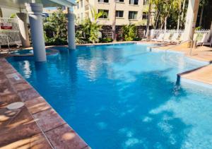 Bazén v ubytování Ocean View Studio Apartment Surfers Paradise - Free Parking nebo v jeho okolí