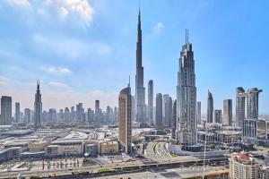 uitzicht op een grote stad met hoge gebouwen bij LUXE | 2BR | Burj Khalifa View | Dubai Mall Access in Dubai