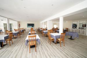 jadalnia ze stołami i krzesłami w restauracji w obiekcie Hotel RF San Borondon w Puerto de la Cruz