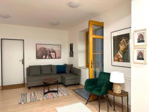 Apartmán na sjezdovce tesisinde bir oturma alanı