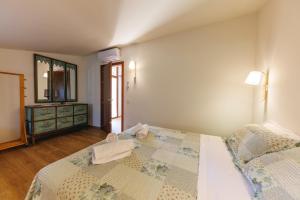 Postel nebo postele na pokoji v ubytování Turisme Rural - Mas Vilà - Monells