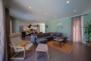 een woonkamer met een blauwe bank en een tafel bij Casa Ferata in Kanfanar