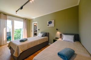 twee bedden naast elkaar in een slaapkamer bij Casa Ferata in Kanfanar +62 foto's