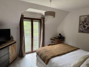 L'Orée du Mont proche du mont saint Michel客房内的一张或多张床位