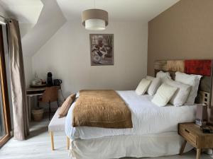 L'Orée du Mont proche du mont saint Michel客房内的一张或多张床位