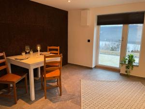 ein Esszimmer mit Tisch und Stühlen und einem Fenster in der Unterkunft Solbergshyllan 2 in Åre