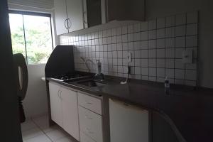 una cocina con fregadero y encimera en AP. 06 DO CANTINHO DO SOSSEGO, en Dourados